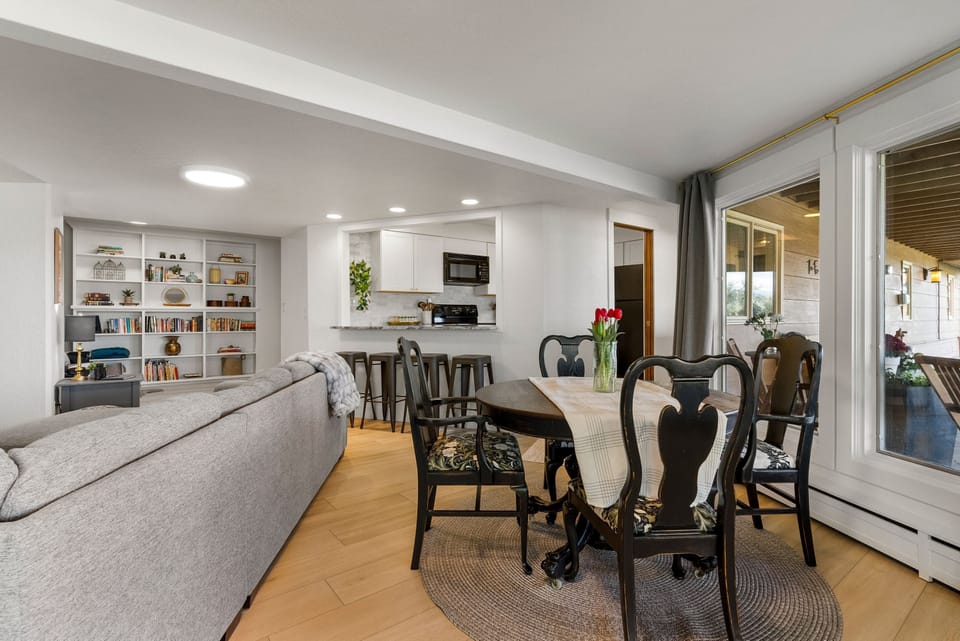 Dining area with plenty of seating for 4. 