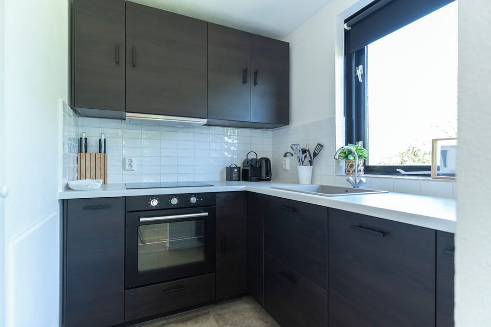 Modern kitchen with oven and full equipment – self-catering vakantiehuis Ewijk.