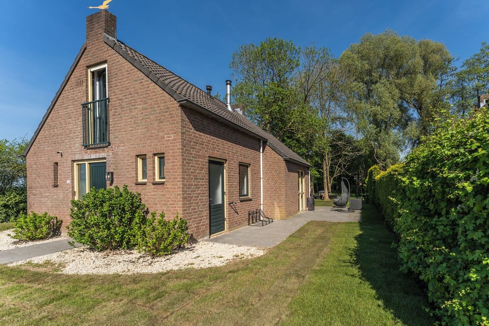 Cozy brick cottage surrounded by greenery – Bed en Koffie Groene Heuvels holiday park, Ewijk