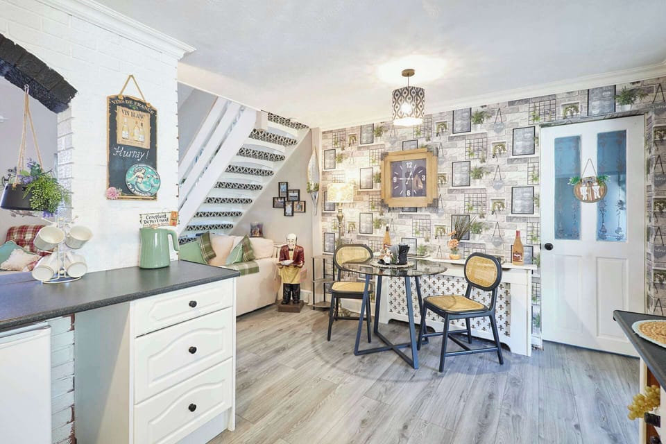 The Cheeky Squirrel, New Brighton - Host & Stay