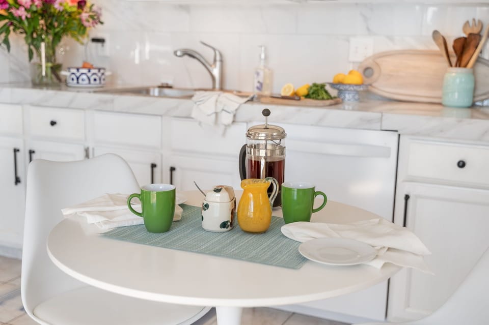 Bright, breezy, and made for connection ✨
Gather around for shared meals, cozy up in the sunlit living space, or step out to the deck for fresh coastal air. Every corner invites you to relax, recharge, and feel right at home 🏡🌊