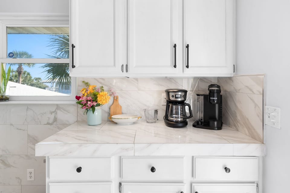 Bright, breezy, and made for connection ✨
Gather around for shared meals, cozy up in the sunlit living space, or step out to the deck for fresh coastal air. Every corner invites you to relax, recharge, and feel right at home 🏡🌊
