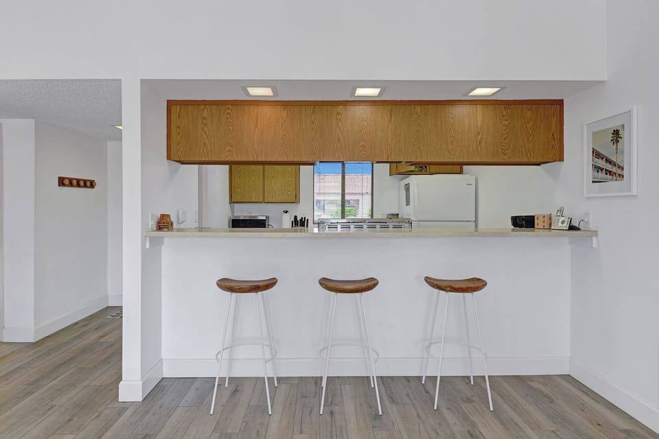 KITCHEN BAR TOP WITH HIGH CHAIRS