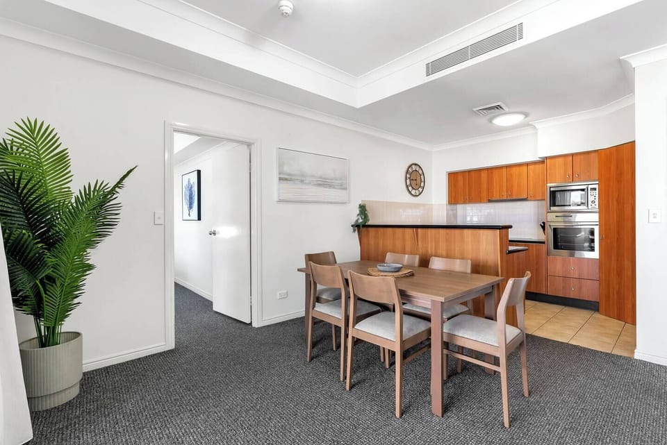 Share meals around the six-seat dining table before heading out to explore Cairns’ vibrant waterfront.