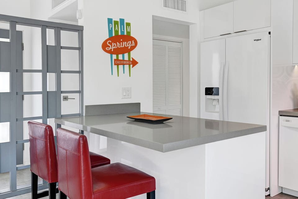 KITCHEN COUNTERTOP SEATING TIGHT