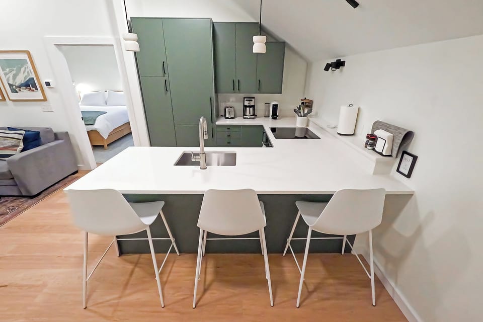 Breakfast bar & kitchen