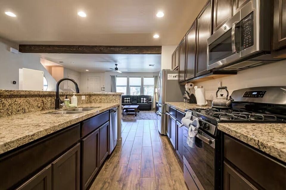 Fully equipped kitchen and large dining area, ideal for family and friends.