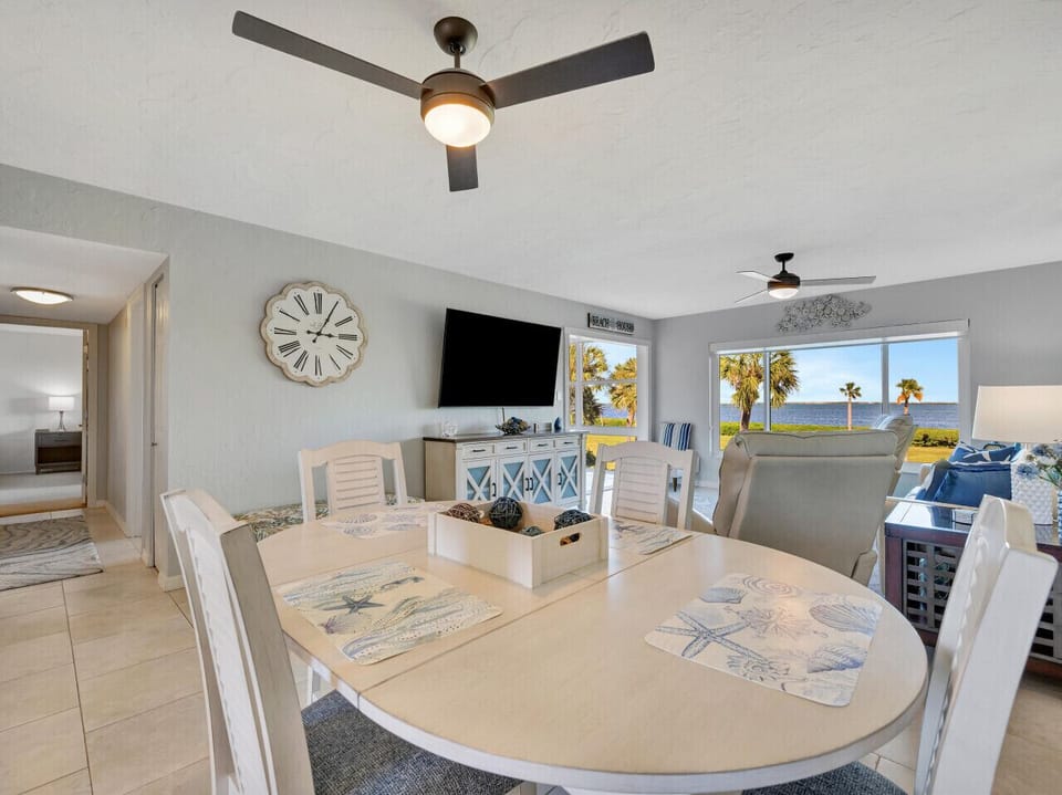 Comforting open room with smartTV and Dining Table