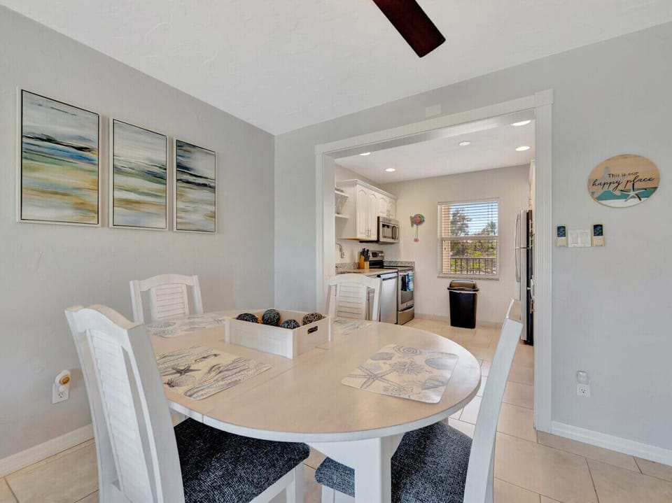 Comforting open room with smartTV and Dining Table