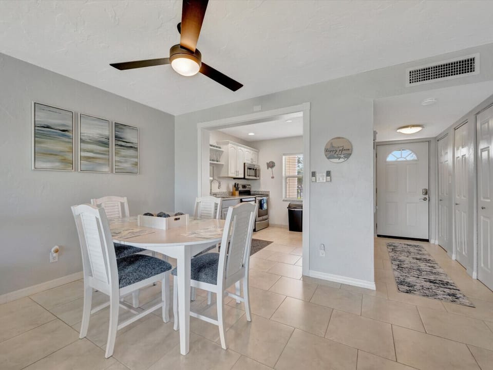 Comforting open room with smartTV and Dining Table