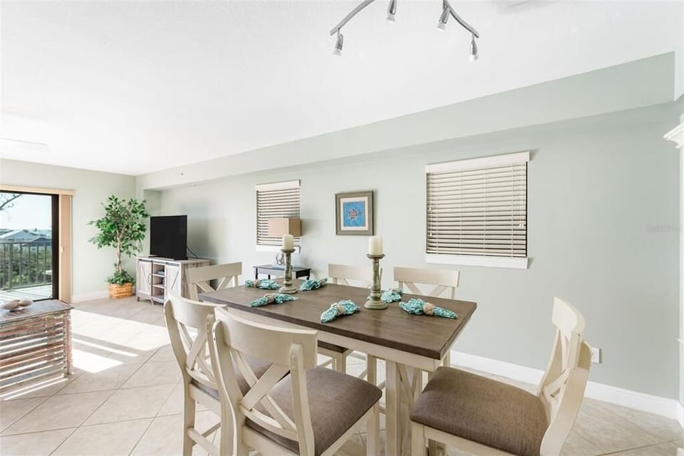 Dining table and chairs for 6. There are also 4 stools.