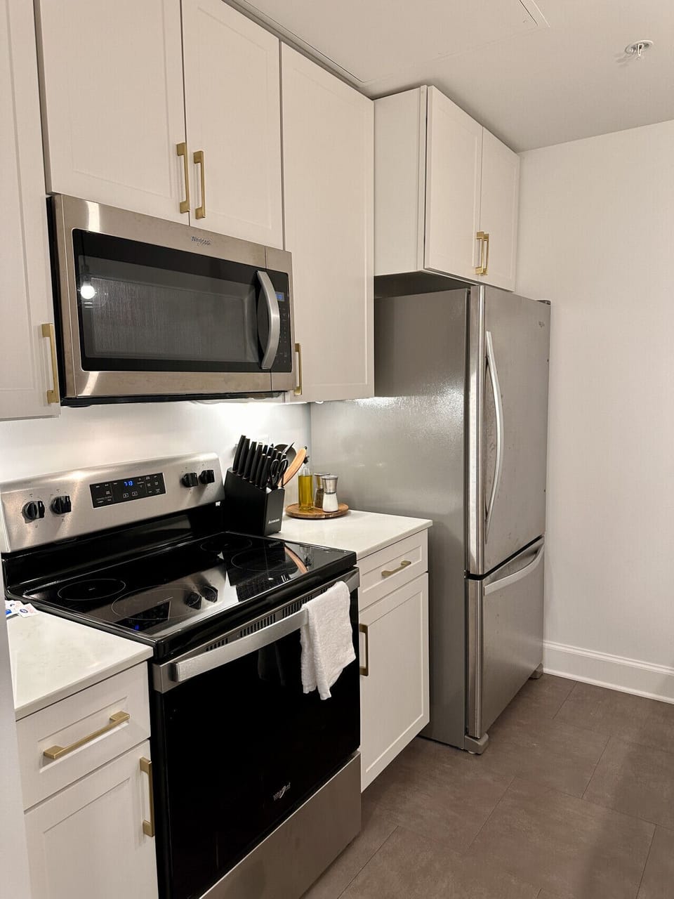 Full kitchen with bar stool seating