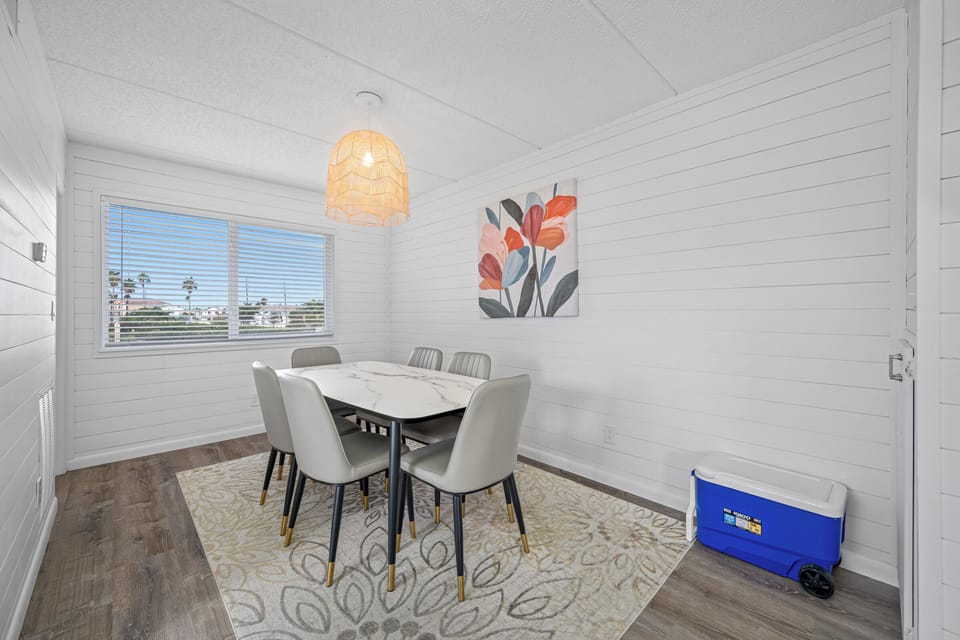 B-2 Open Dining room with seating for 6