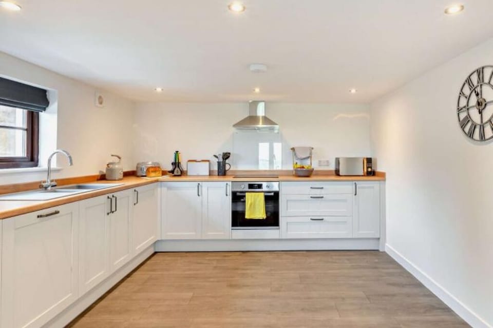 Full kitchen
