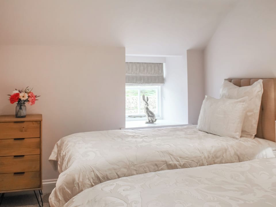 Twin bedroom | The Cottage - Cornish Hamlet, Falmouth
