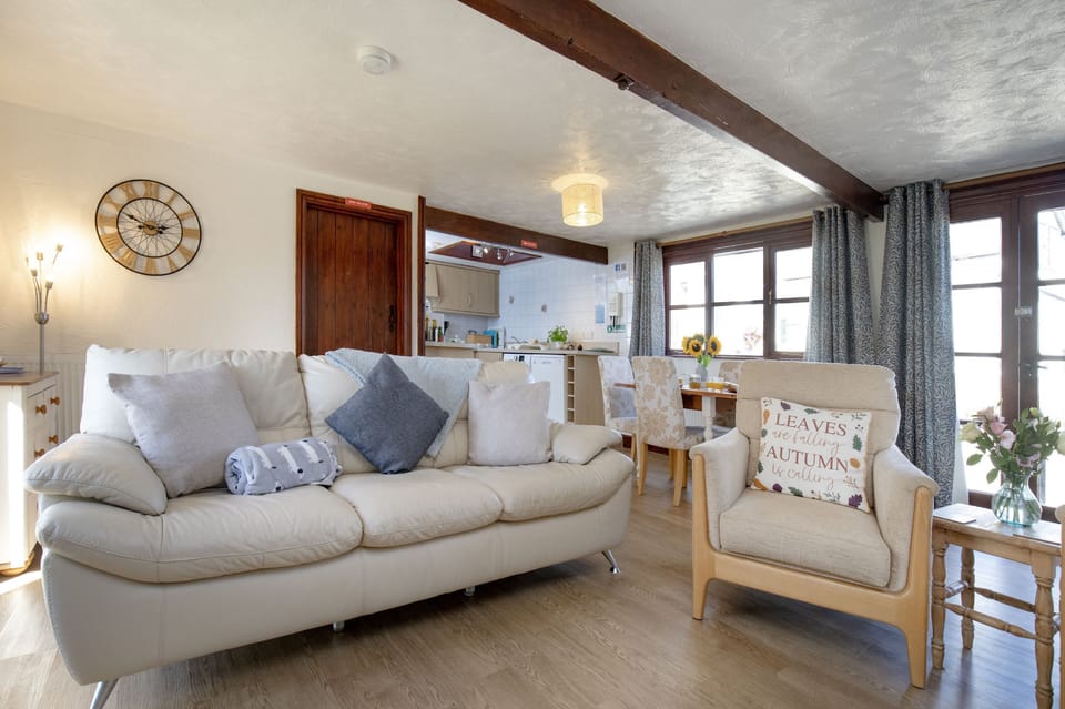 Pillhead Cart Linhay, Bideford: Comfortable and inviting open-plan living area, your perfect spot to relax and feel at home