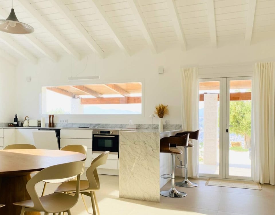 Modern kitchen with everything you need to cook.