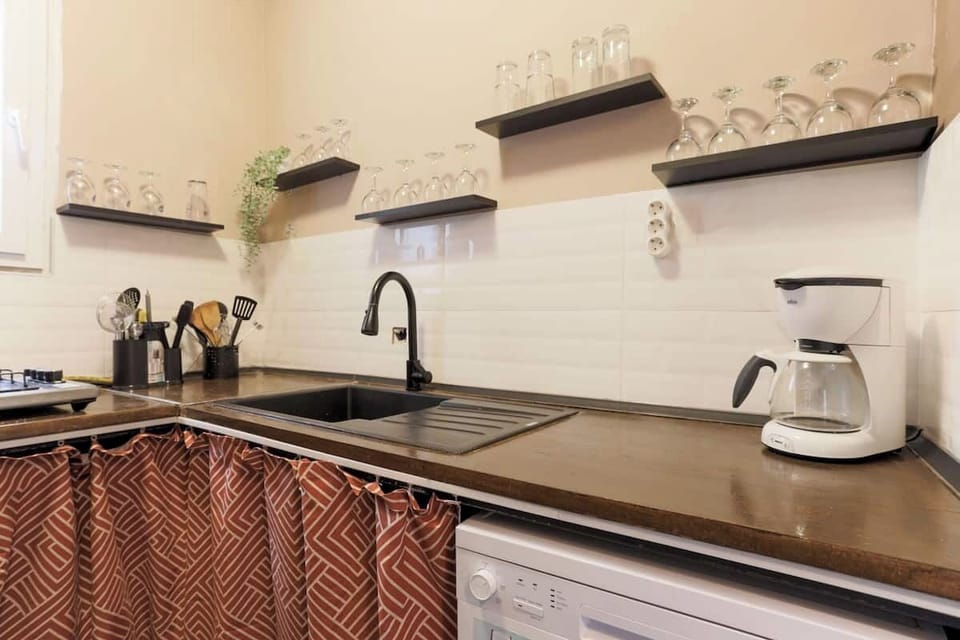 Our kitchen: Cooking hardware, drip coffee maker, kettle, microwave, dish washer