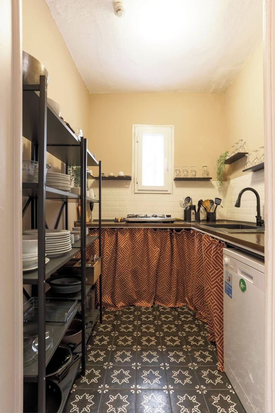 Our kitchen: Cooking hardware, drip coffee maker, kettle, microwave, dish washer