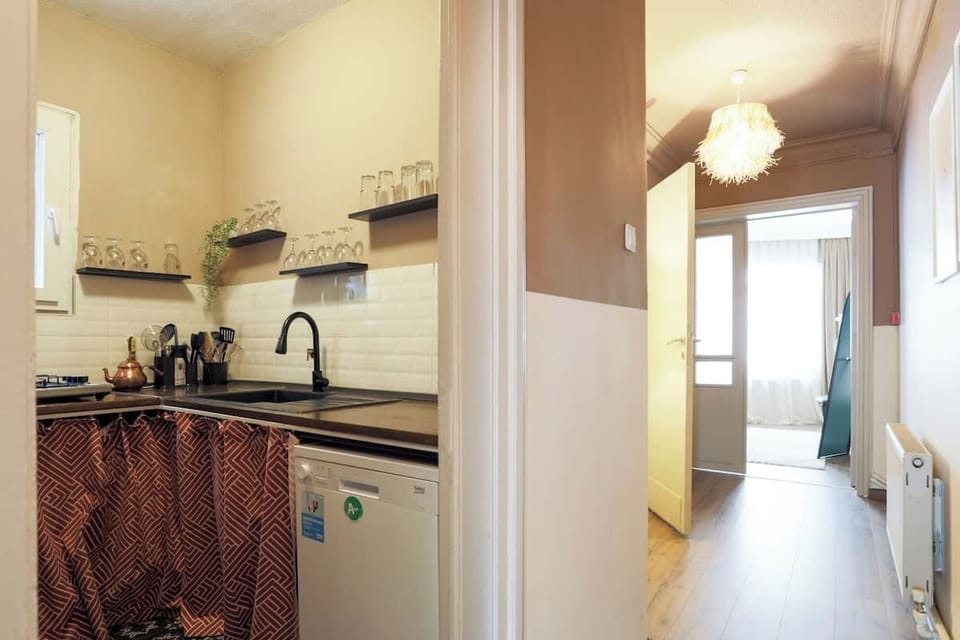 Our kitchen: Cooking hardware, drip coffee maker, kettle, microwave, dish washer