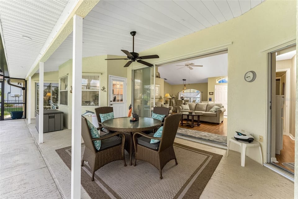 Outdoor dining on the lanai