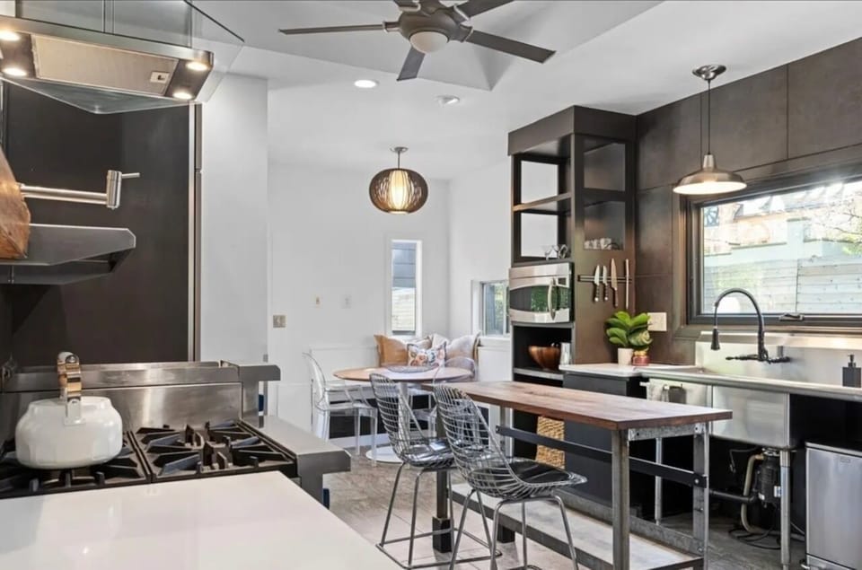 Chef's kitchen w/ heated floors and breakfast nook. 