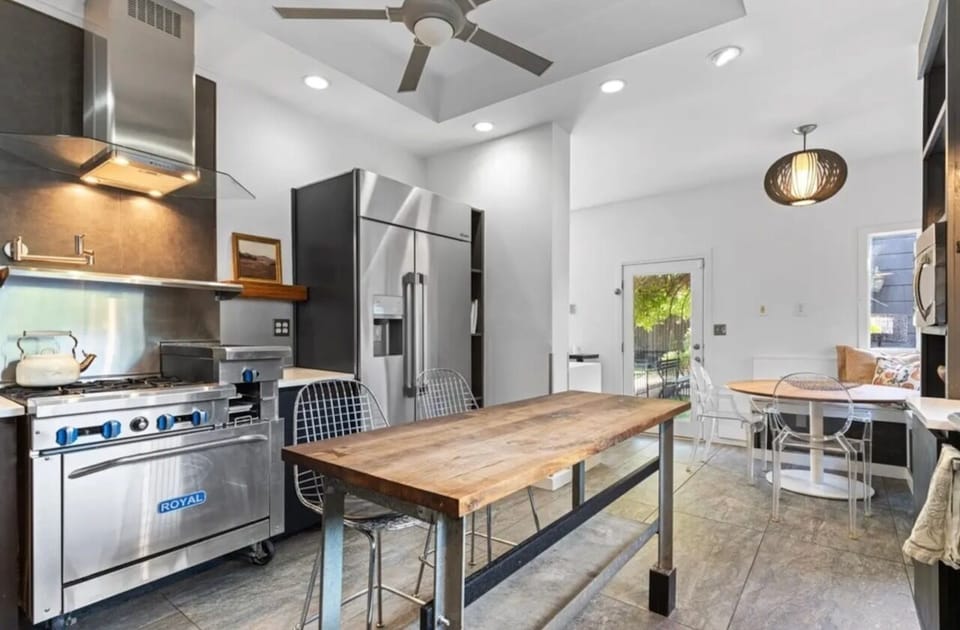 Chef's kitchen w/ heated floors and breakfast nook. 