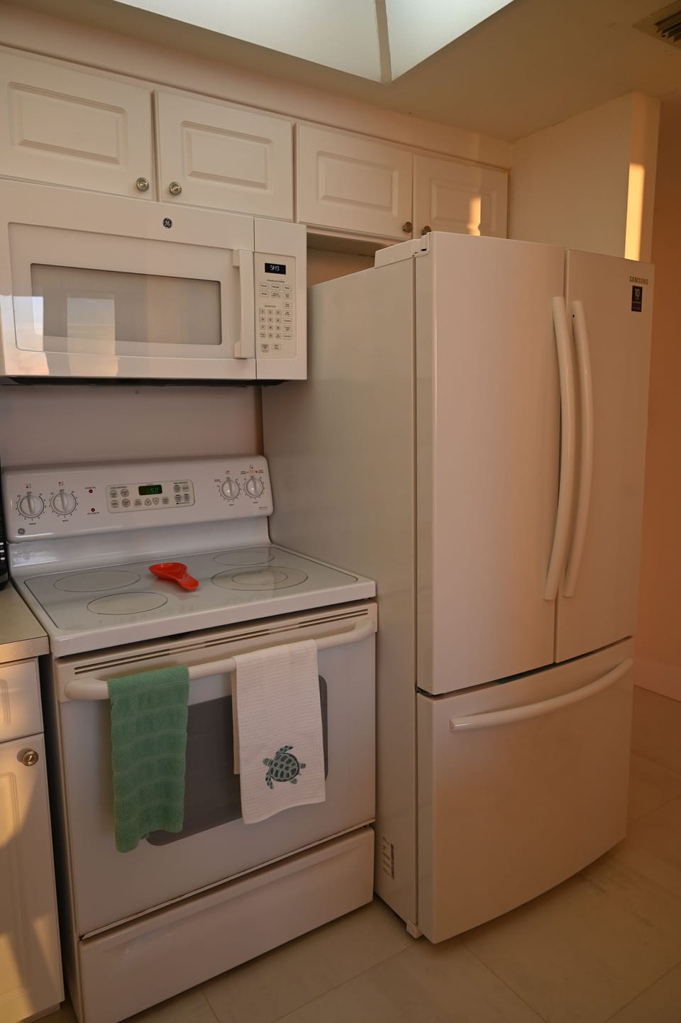 Large refrigerator/freezer 