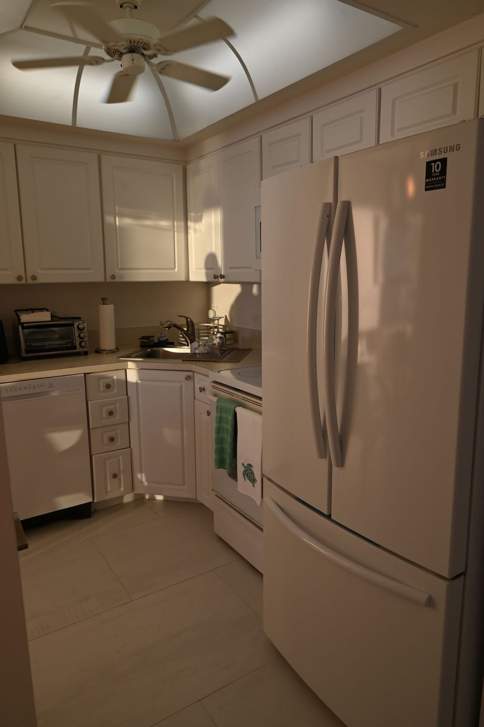 Fully equipped kitchen (stove, oven, toaster, coffee machine, utensils etc)