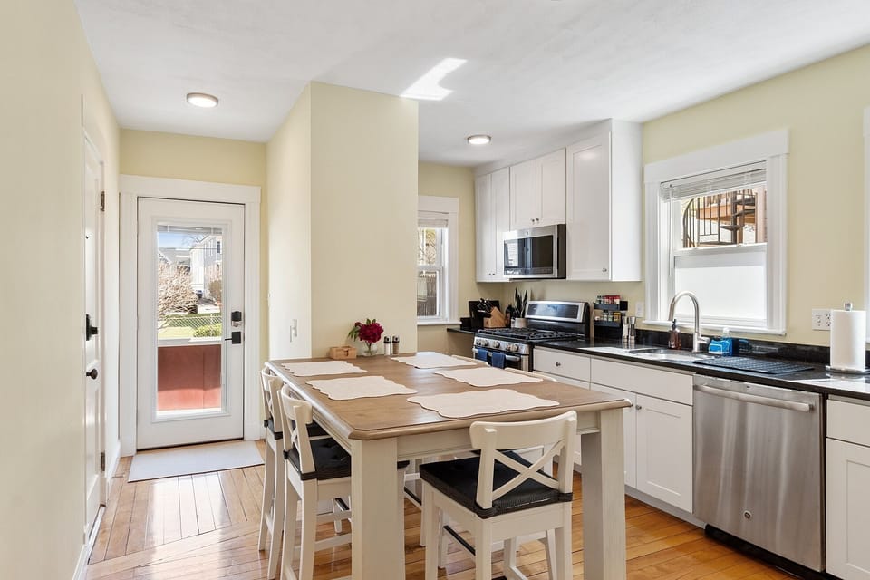 Fully equipped eat-in kitchen, stocked with all the basics and ready for cooking