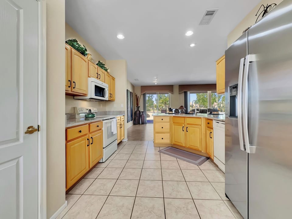 Wowza! We're eating in tonight! Well-appointed kitchen, you bring the groceries, we have the rest.