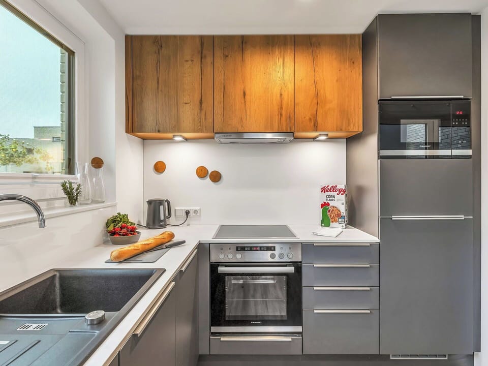 Kitchen Appliance, Kitchen, Countertop, Cabinetry, Home Appliance, Major Appliance, Furniture, Interior Design, Wood, Flooring