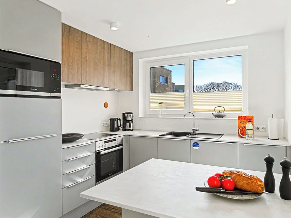 Kitchen, Kitchen Appliance, Countertop, Cabinetry, Major Appliance, Interior Design, Home Appliance, Wood, Flooring, Furniture