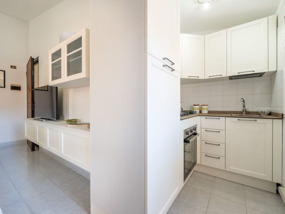 Kitchen Appliance, Kitchen, Countertop, Flooring, Interior Design, Major Appliance, Cabinetry, Wood, Floor, Ceiling