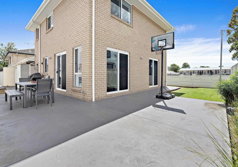Haus on Moore  |  Outdoor dining - Pet friendly space