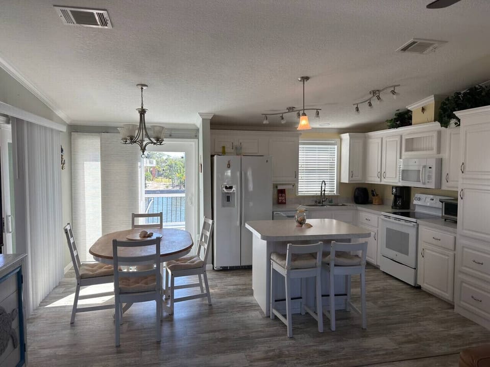 Dining room/ kitchen open concept with island/bar