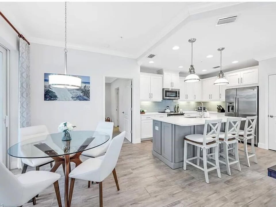 Kitchen and eat up island