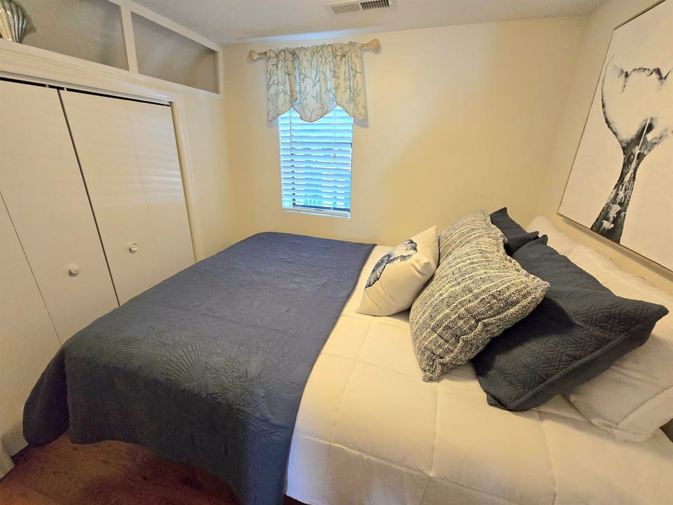 Bedroom 2 - Queen Bed