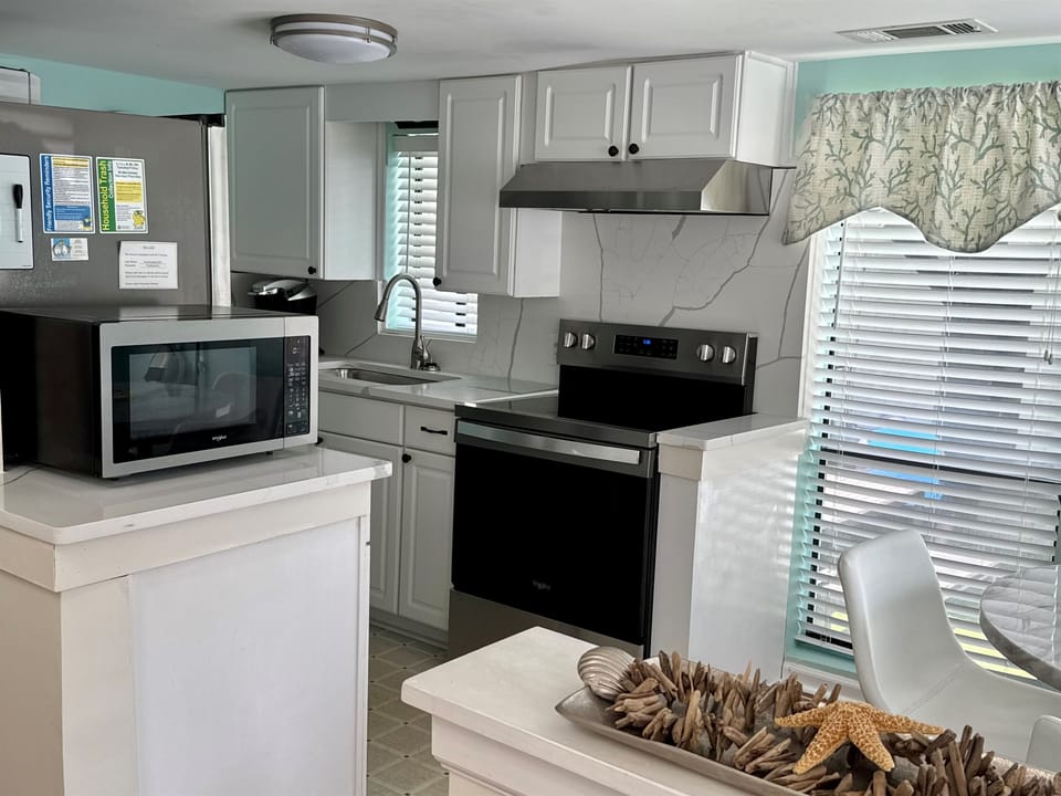 Kitchen w/ Microwave