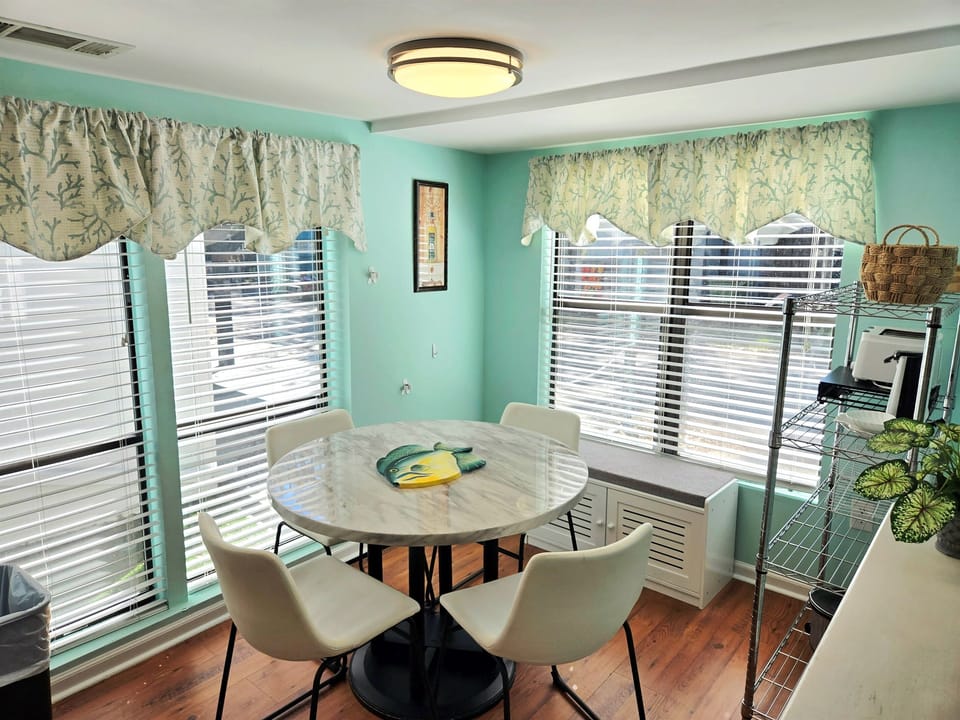 Eat-in Kitchen