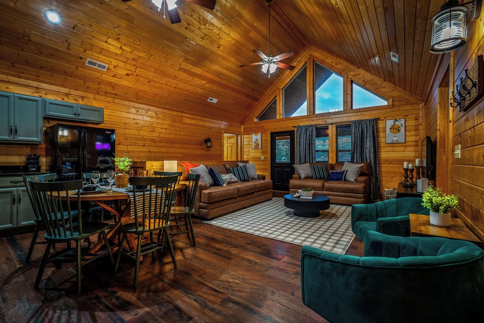 Beautiful open style layout with plenty of space for the whole group to enjoy!