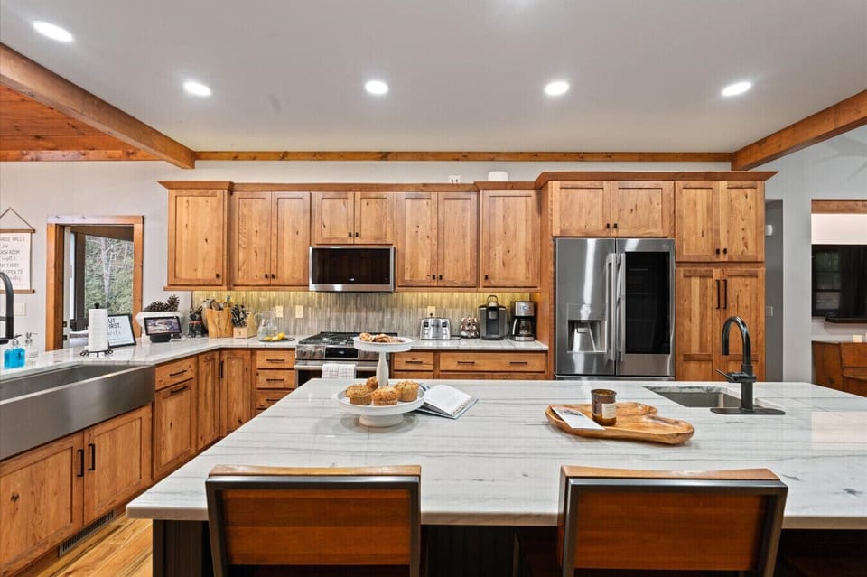 Open Kitchen | Island Seating & Warm Cabin Design