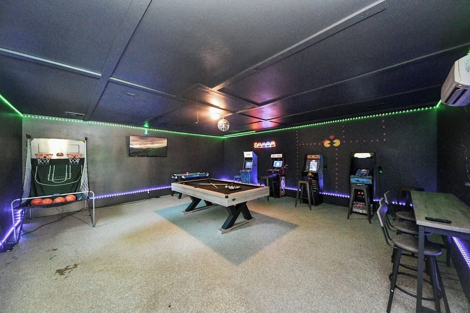 GAME ROOM! Pool table, TV, basketball goal and 4 arcade games. Have fun in here all night long!