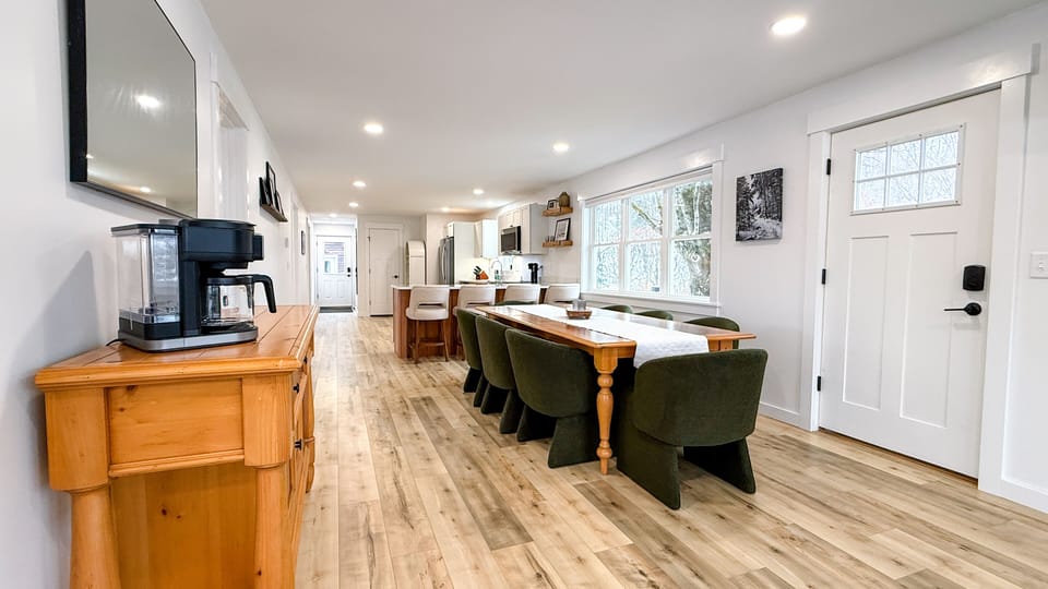 Dining and coffee bar