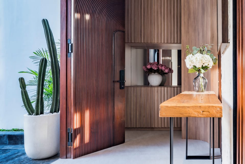 [FOYER] Store your shoes, Umbrella or Jacket inside the small closet.