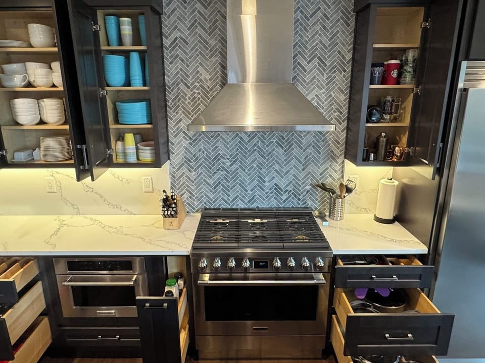 6 burner gas stove and fully stocked kitchen