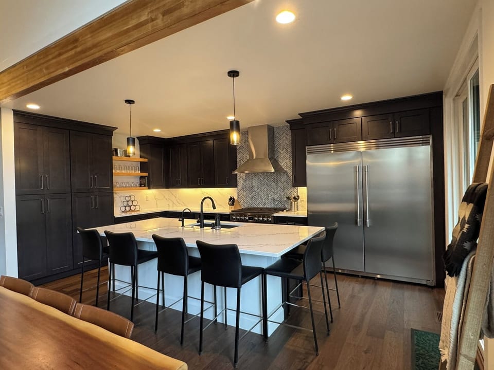 Island seats 6, large capacity fridge & freezer, plenty of pantry storage