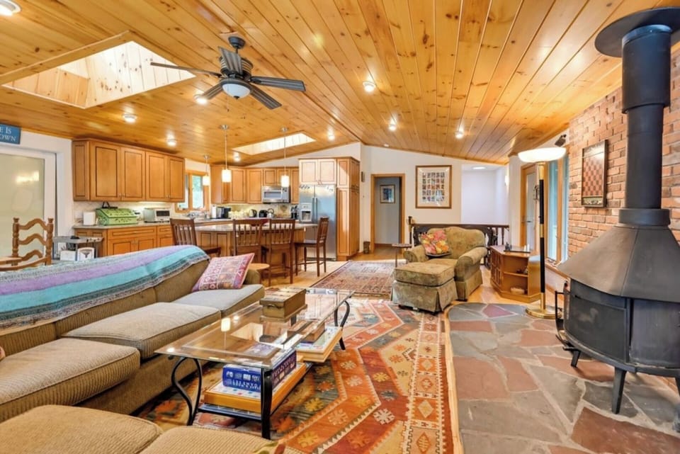 Living Room | Smart TV | Central A/C + Heating