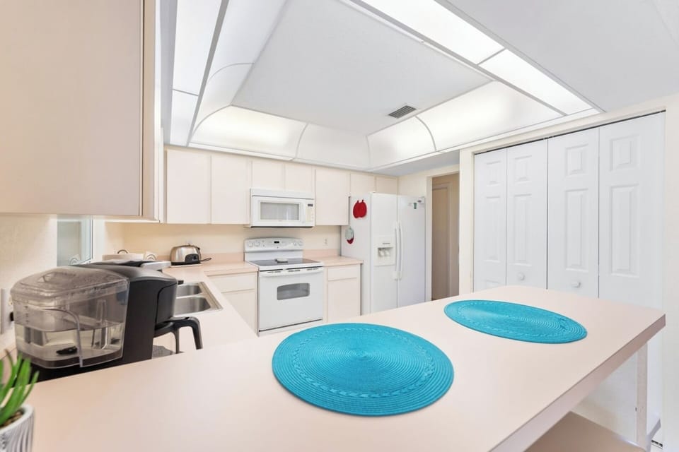 [Kitchen] ~ 2-person breakfast bar, Stocked with basic supplies paper towels, trashbags,etc
