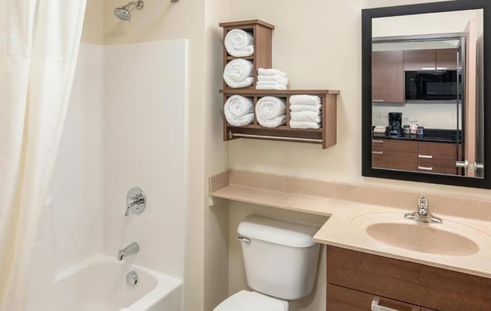 Refresh easily in a bright bath with fluffy towels.